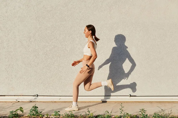 Zijaanzicht Volledige Lengte Portret Van Lachende Vrouw Dragen Witte Top — Stockfoto