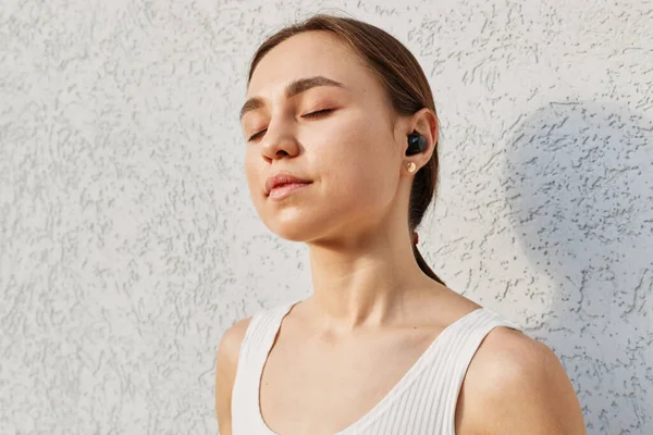 Young Attractive Female Dark Hair Wearing White Top Listening Music — Stock Photo, Image