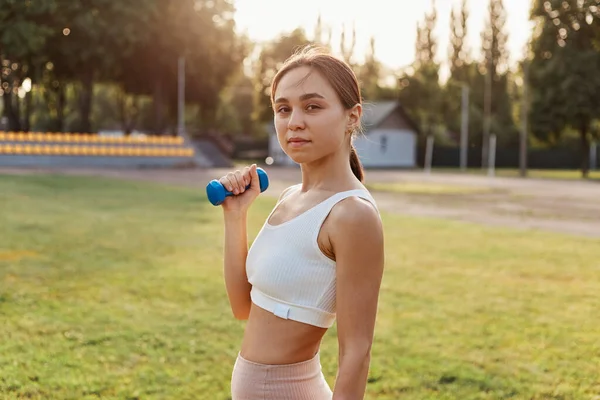 Jovem Fêmea Adulta Com Aparência Agradável Vestindo Top Esporte Branco — Fotografia de Stock