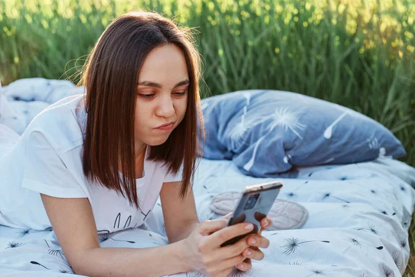 Outdoor Shot Brunette Female Lying Soft Bed Meadow Sunset Using — Stock Photo, Image