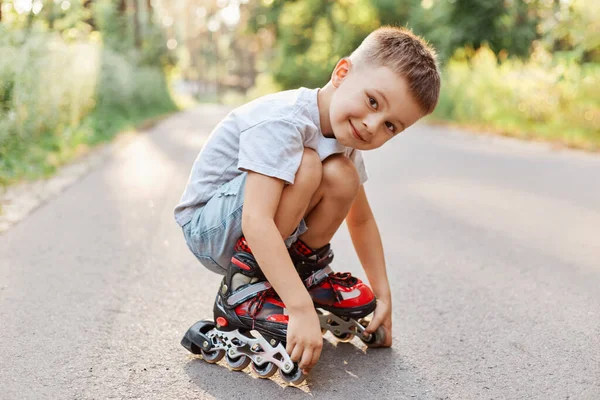 Αγόρι Πατινάζ Κάθεται Στο Δρόμο Κοιτάζοντας Κάμερα Χαμόγελο Φορώντας Λευκό — Φωτογραφία Αρχείου