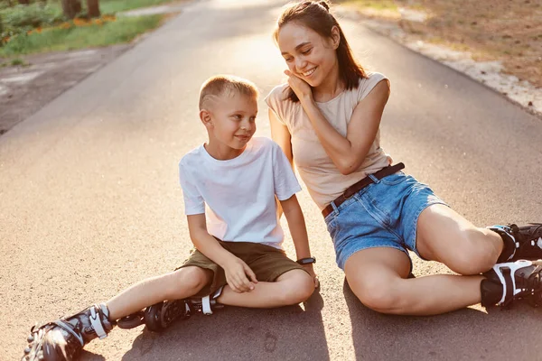 Mother Son Roller Skates Sitting Road Mommy Talking Her Little — Stock Photo, Image