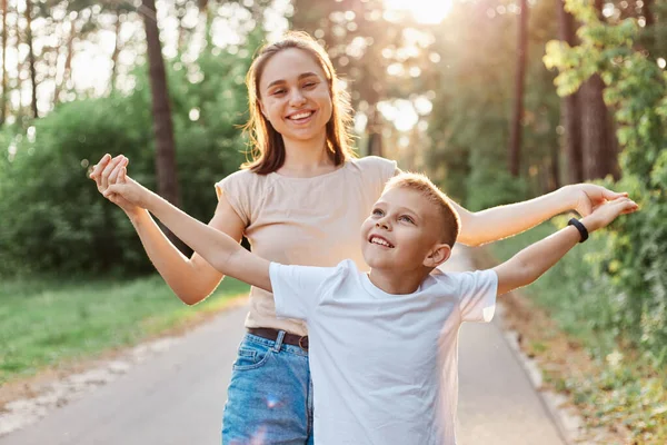 Portrait Beautiful Dark Haired Woman Beige Shirt Playing Her Son — Stock Photo, Image