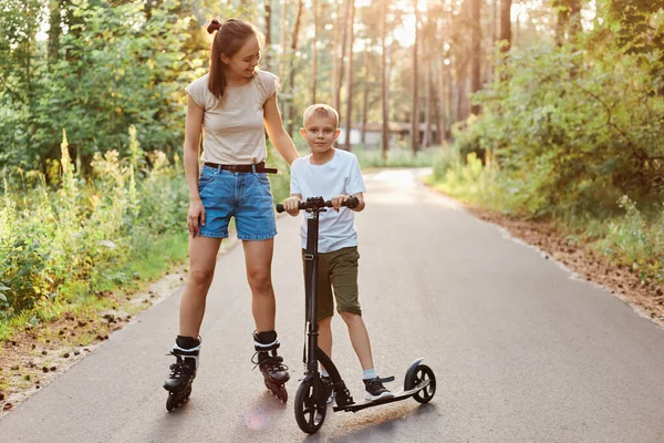 Família Andar Descansar Dia Verão Mãe Andar Patins Seu Filho — Fotografia de Stock