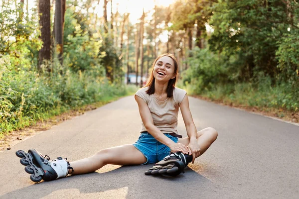 Jovem Feliz Mulher Adulta Patins Sentado Estrada Vestindo Camiseta Bege — Fotografia de Stock