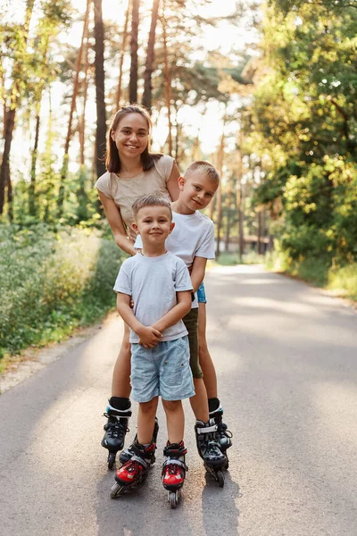Ευτυχισμένη Οικογένεια Μελαχρινή Γυναίκα Φορώντας Casual Ενδυμασία Στέκεται Τους Γιους — Φωτογραφία Αρχείου
