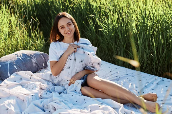 Outdoor Shot Attractive Female Sitting Bed Middle Field Embracing Blanket — Stockfoto