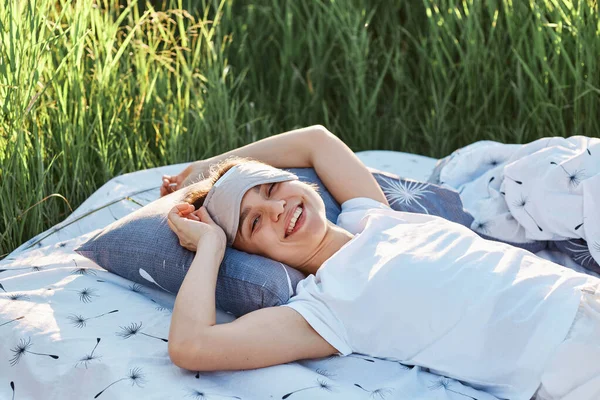 Young Adult Female Toothy Smile Laying Soft Bed Middle Field — Stock Photo, Image