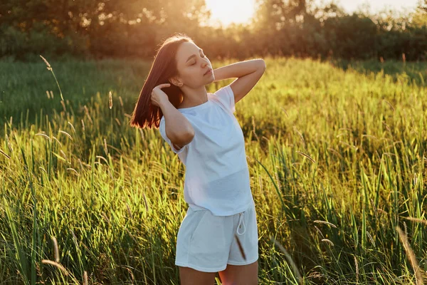 Outdoor Shot Attractive Dark Haired Female Wearing White Shirt Short — Stockfoto