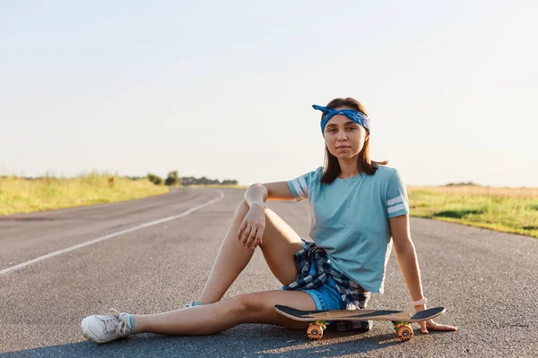 Mooie Donkerharige Vrouw Met Shirt Kort Schoenen Buurt Van Surf — Stockfoto