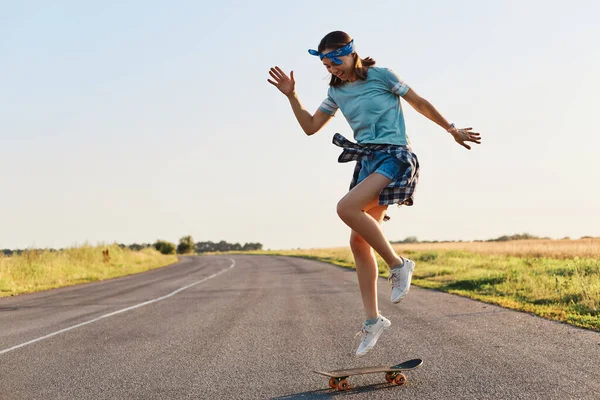 Jovem Mulher Esportiva Montando Longboard Estrada Asfalto Fazendo Truques Skate — Fotografia de Stock