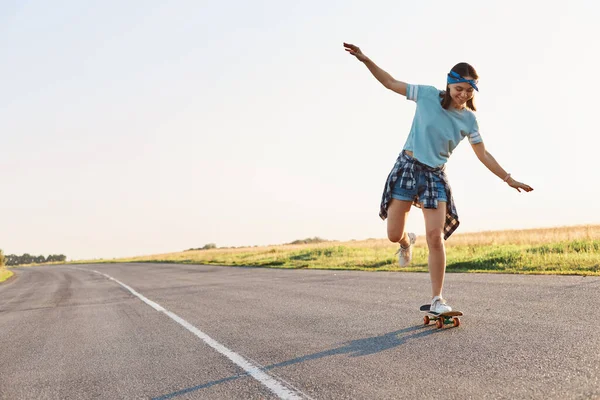 Full Length Portret Van Vrolijke Jonge Volwassen Vrouw Skateboarden Buiten — Stockfoto