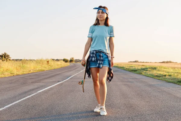 Positiv Attraktiv Kvinna Bär Kort Skjorta Och Hårband Hålla Skateboard — Stockfoto