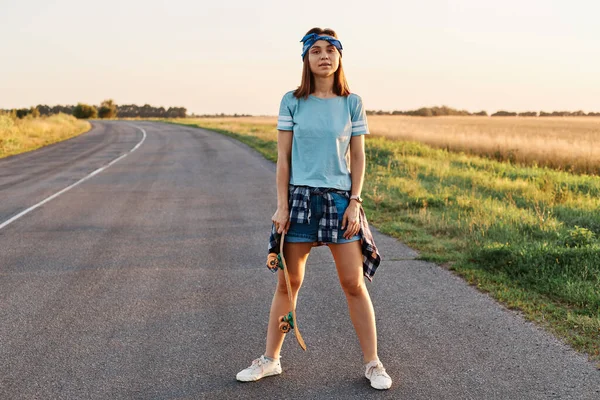 Volledige Foto Van Zelfverzekerde Tevreden Vrouw Korte Broek Shirt Haarband — Stockfoto