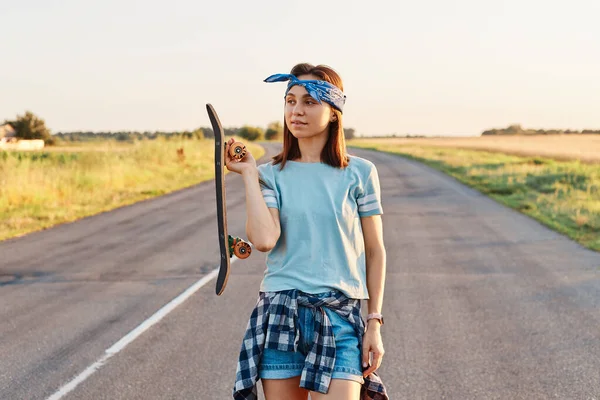 Tiro Livre Bela Mulher Cabelos Escuros Vestindo Faixa Cabelo Shirt — Fotografia de Stock