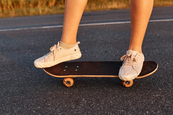 Mulher Sem Rosto Sapatos Brancos Montando Longboard Estrada Asfalto Pessoa — Fotografia de Stock