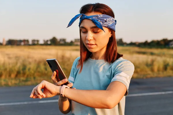 Ung Vacker Kvinna Fastställande Hennes Armband Innan Träning Med Solnedgång — Stockfoto