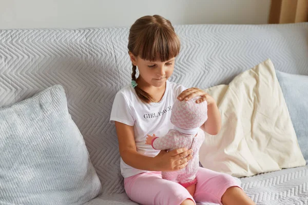 Photo Preschooler Girl Sitting Sofa Room Home Playing Baby Doll — Stock Photo, Image