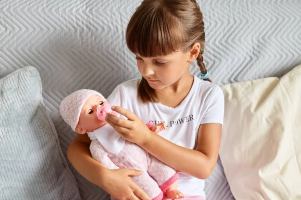 Kid Girl Dark Hair Ponytails Playing Doll Feeding Toy Bottle — Stock Photo, Image