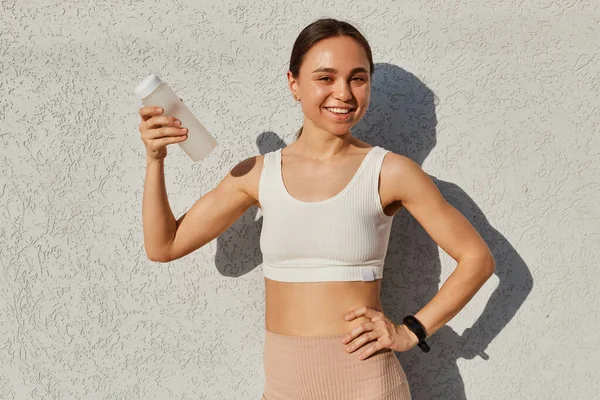 Gelukkig Positieve Vrouw Draagt Witte Sportieve Top Met Donker Haar — Stockfoto