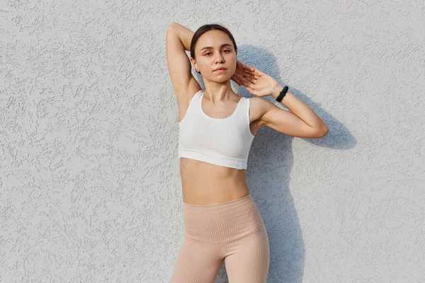 Portret Van Een Jonge Volwassene Mooie Vrouw Draagt Witte Sportieve — Stockfoto