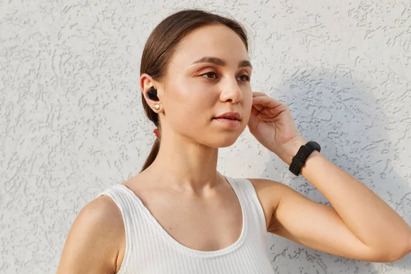 Close Portrait Attractive Woman Wearing White Sporty Top Using Airpods — Stock Photo, Image