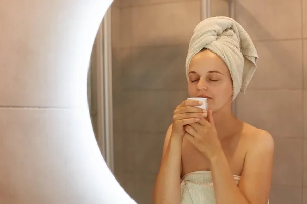 Przystojna Kobieta Owinięta Biały Ręcznik Wzięciu Prysznica Stojącego Przed Lustrem — Zdjęcie stockowe