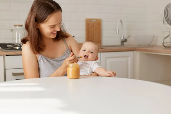 Good Looking Happy Mother Sitting Daughter Son Hands Table Feeding — Stock Photo, Image