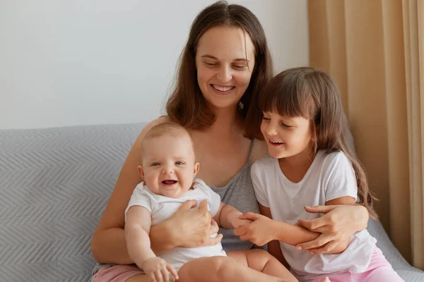 Wanita Yang Tersenyum Bahagia Duduk Bersama Anak Anaknya Sofa Keluarga — Stok Foto