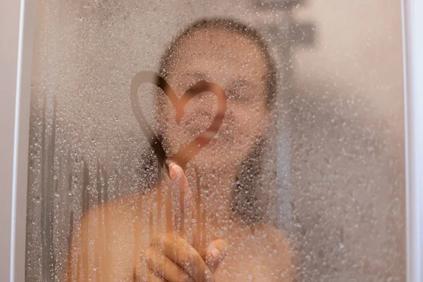 Retrato Mulher Bonita Tomando Banho Desenho Coração Suor Vidro Borrado — Fotografia de Stock