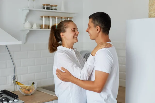 Indoor Shot Van Glimlachende Vrouw Knuffelen Met Haar Man Thuis — Stockfoto