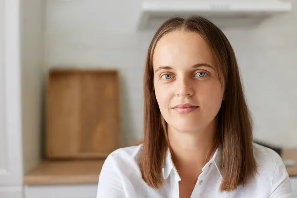 Retrato Atraente Jovem Mulher Cabelos Escuros Casa Sala Luz Bela — Fotografia de Stock