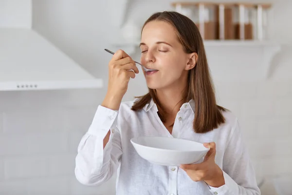 Una Foto Interior Una Joven Feliz Comiendo Sopa Casa Disfrutando — Foto de Stock