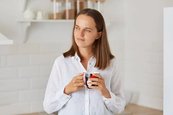 Indoor Shot Mujer Ensueño Con Cabello Oscuro Usando Camisa Blanca — Foto de Stock