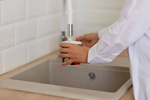 Menselijke Hand Holding Cup Gieten Vers Water Bij Keukenkraan Wil — Stockfoto