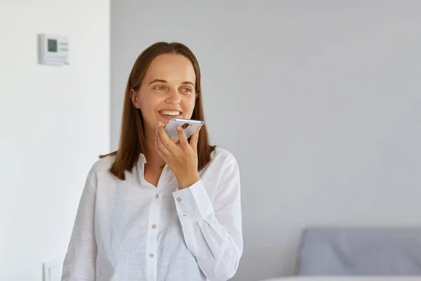 Indoor Shot Van Vrolijke Glimlachende Vrouw Die Thuis Poseert Lichte — Stockfoto