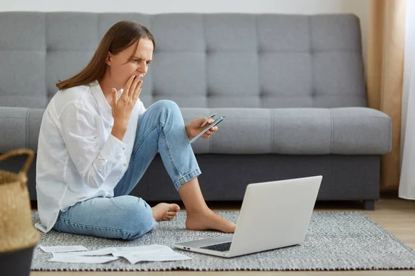 Indoor Shot Scared Woman Wearing White Shirt Jeans Sitting Floor — Stock Photo, Image