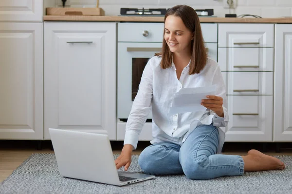 Jovem Caucasiana Feliz Sentada Chão Cozinha Segurando Documento Carta Papel — Fotografia de Stock