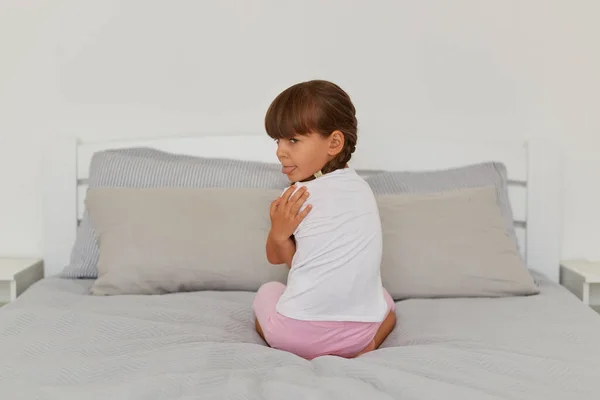 Indoor Shot Offended Female Kid Sitting Bed Turning Camera Showing — Stock Photo, Image