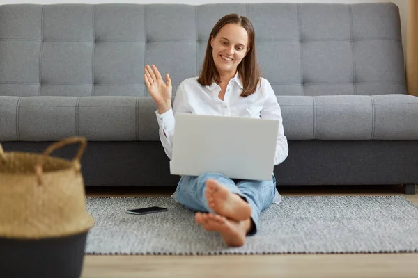 Retrato Jovem Mulher Bonita Usando Computador Portátil Casa Enquanto Sentado — Fotografia de Stock