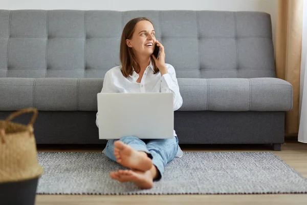 Portrait Smiling Happy Young Woman Using Laptop Cellphone While Sitting — Stock Photo, Image