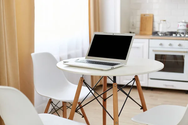 Mesa Redonda Branca Com Laptop Com Tela Branco Para Publicidade — Fotografia de Stock