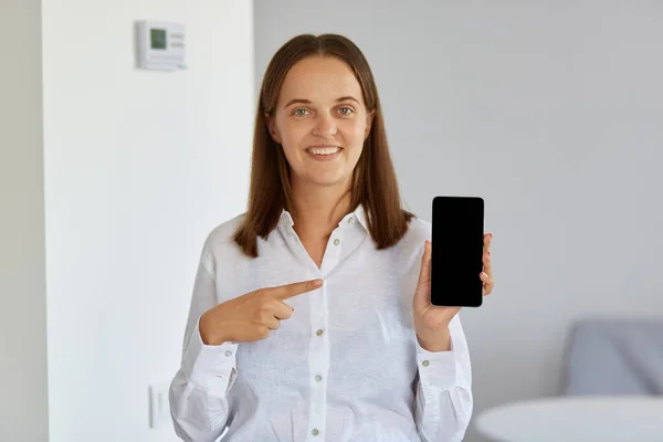 Good Looking Woman Wearing White Shirt Holding Smart Phone Hands — Stock Photo, Image
