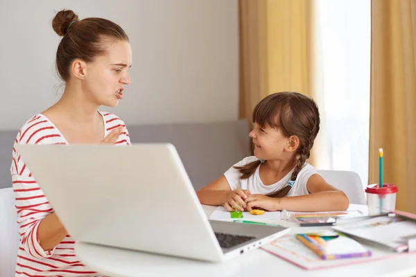 Serious Nervous Mother Explaining Home Task Her Happy Smiling Daughter — Stock Photo, Image