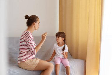 Konuşma patolojistinin küçük kızına doğruyu öğretmesi telaffuz etme, fizyoterapistin konuşma bozuklukları ya da küçük bir kızla evde yaşadığı zorluklar üzerine çalışması..