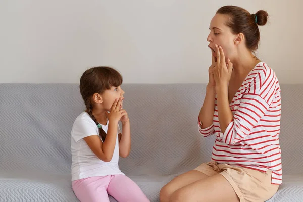 Side View Young Adult Caucasian Language Therapist Teaching Little Kid — Stock Photo, Image