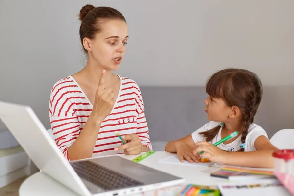 Niña Caucásica Estudiando Con Madre Maestro Mesa Estudio Con Computadora —  Fotos de Stock