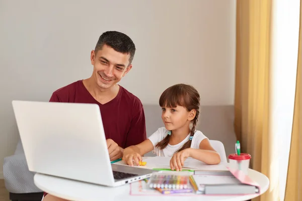 Padre Sonriente Una Hija Pequeña Haciendo Tarea Casa Sentado Mesa —  Fotos de Stock