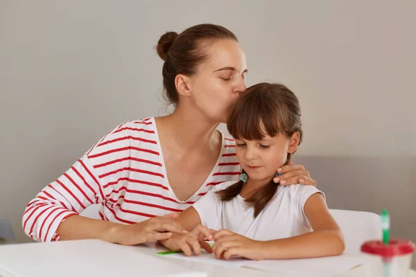 Beautiful Caucasian Woman Cute Dark Haired Schoolgirl Doing Homework Together — Stock Photo, Image