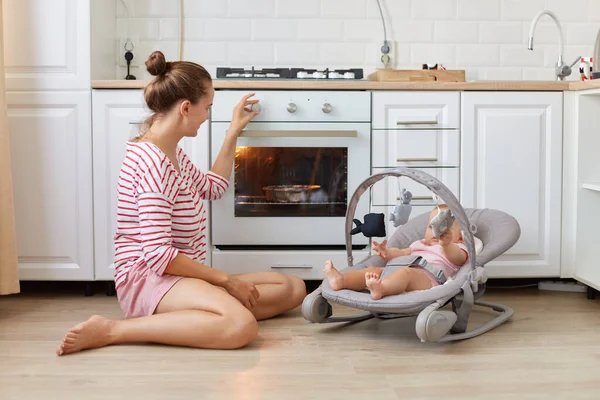 Mother Baking Pie Her Newborn Daughter Lying Rocking Chair Young — Stock Photo, Image